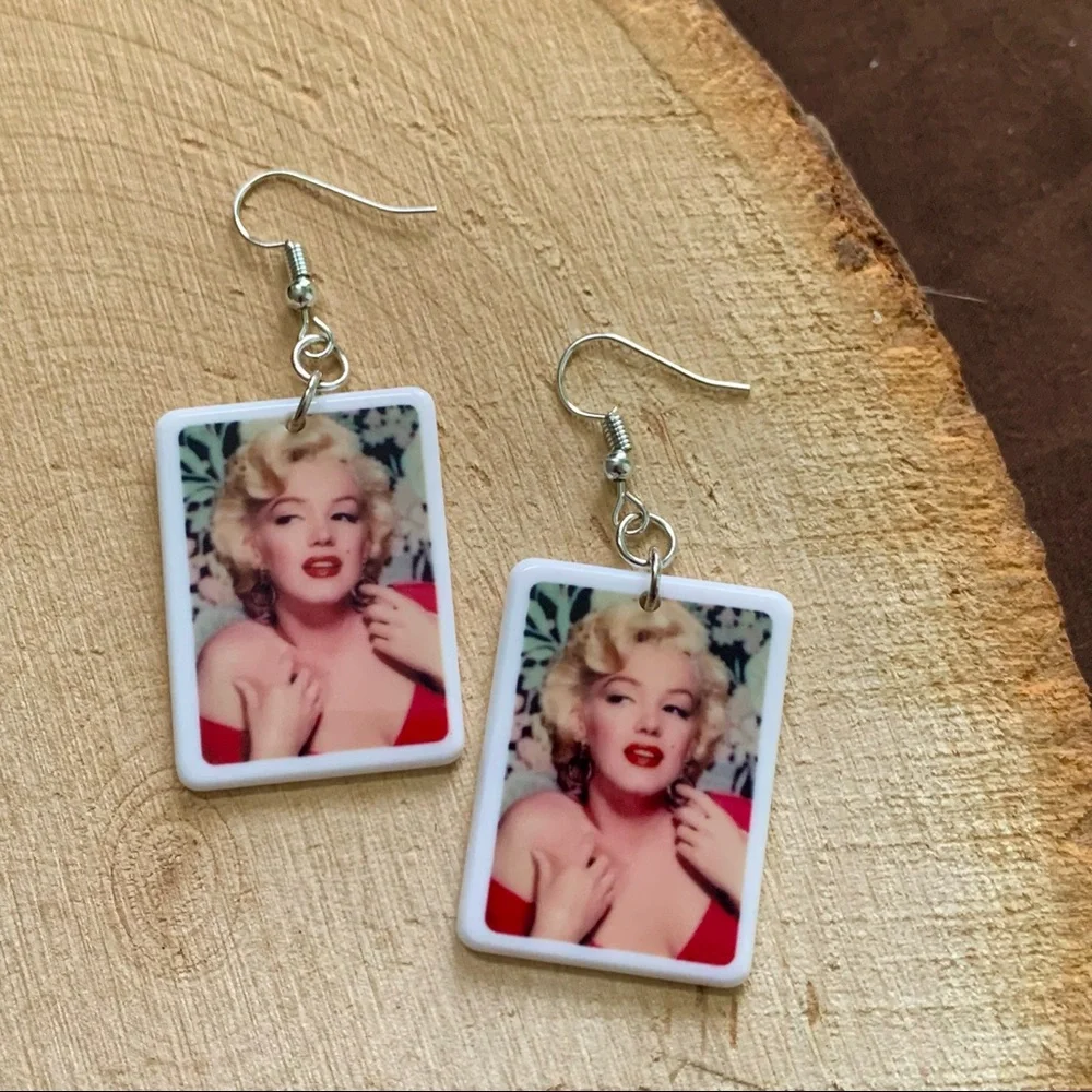 💄 Stunning Marilyn Monroe Drop Earrings - Picture 4 of 4
